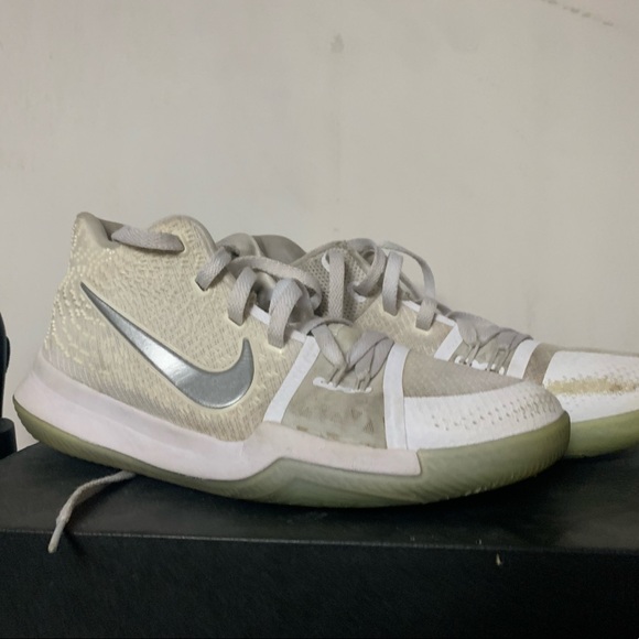 2016 Kyrie 3s white and silver,Minimal yellowing. - Picture 4 of 4